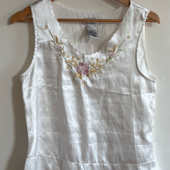 Vintage-Inspired Silky Floral Embroidered Tank (Size M) - Picture 2 of 3